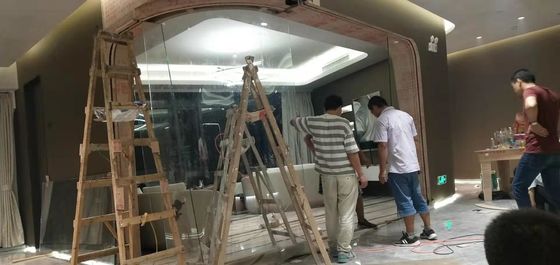 Стильной солдат нерегулярной армии балюстрады жары изогнутый склонностью сформировал стекло