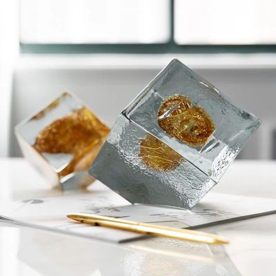 Ясные стеклянные орнаменты